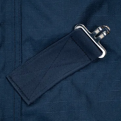 Detailaufnahme eines blauen Stoffbands mit Metallverschluss, geeignet für Befestigung oder Sicherung.