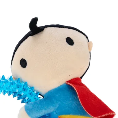 Figura di peluche con capelli neri, mantello rosso e gioco blu con nodi. Adatta come gioco per pet.