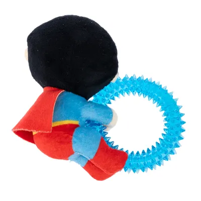 Figura gioco con mantello rosso e corpo blu, abbinata a un anello di plastica blu con punte.