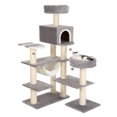 Arbre à chat gris avec plusieurs plateformes, griffoirs en sisal, niche fermée, hamac blanc, deux paniers ronds rembourrés dont un occupé par un chat blanc et gris, balles suspendues visibles.