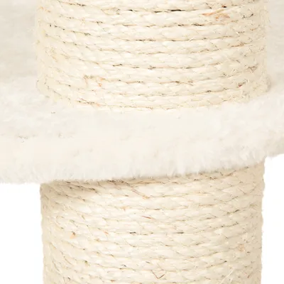 Detail van een krabpaal met sisaltouw en wit pluche bekleding, materiaal duidelijk zichtbaar.