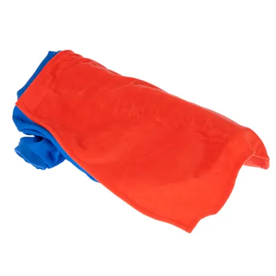 Abbigliamento per cani rosso e blu in tessuto, adatto a condizioni climatiche fredde.