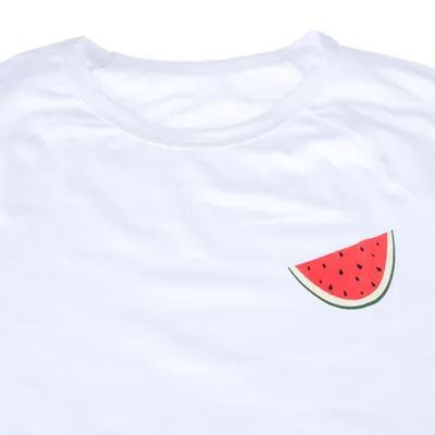Weisses T-Shirt mit kleinem Wassermelonen-Motiv auf der Brust.