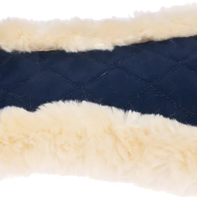 Close-up van donkerblauwe, gewatteerde stof met crèmekleurige rand van imitatiebont.