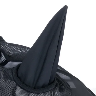 Schwarzes Stoffhorn und Netzmaterial, Detailaufnahme eines Kostüms oder Accessoires.