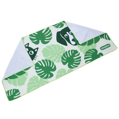 Zooplus toalha com padrão de folhas verdes, motivos de rosto de gato e cão. Tecido branco visível no verso.