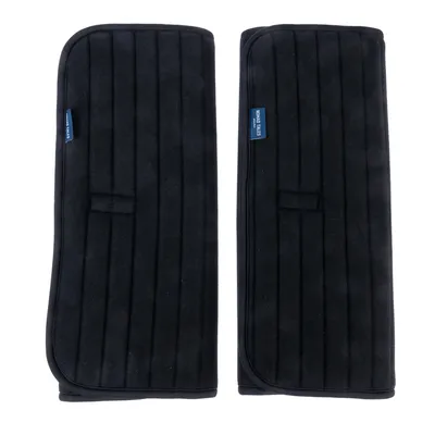 Schwarze gepolsterte Schutzmatten mit gestepptem Design und blauen Etiketten, geeignet für verschiedene Anwendungen.