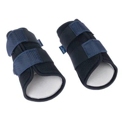 Due protezioni blu scuro con rete traspirante e chiusure in velcro, adatte per proteggere le zampe degli animali.