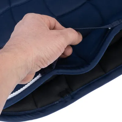 Hand zeigt Detailansicht einer blauen, gepolsterten Stofftasche mit Reissverschluss und weisser Kordel.