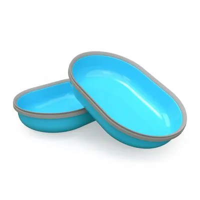 Twee ovale voer- of drinkbakken van blauw plastic met grijze rand, zonder merknaam of tekst zichtbaar.