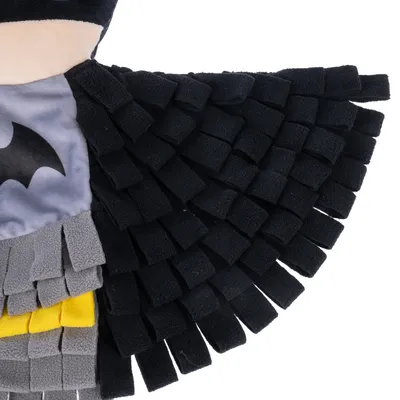 Giocattolo in tessuto con simbolo di pipistrello nero, frange nere, grigie e gialle.