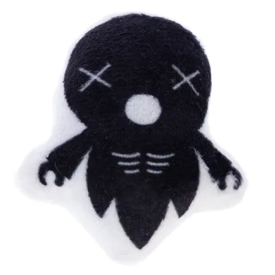 Jouet en tissu noir et blanc en forme de fantôme avec yeux croisés, bouche ronde et détails de côtes visibles sur le ventre. Aucun texte ou marque visible.