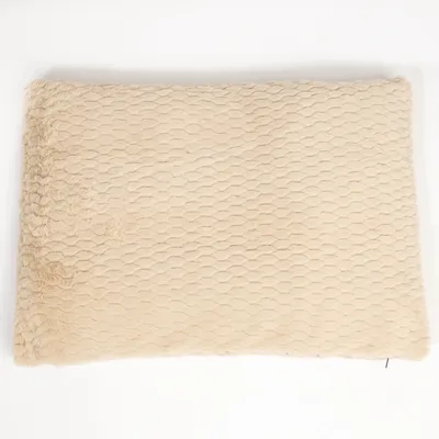 Béžová podložka pre psa s mäkkým, štruktúrovaným povrchom z plyšového materiálu.