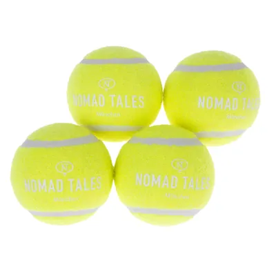 Cztery żółte piłki tenisowe z napisem 'Nomad Tales München' i logo z literami NT.
