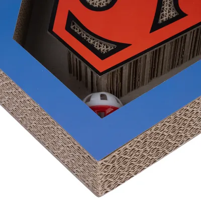 Krabbspeelgoed van karton met rood superheldenontwerp en geïntegreerde speelbal in een blauw frame.