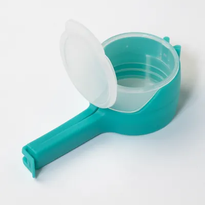 Turkizna merilna zajemalka s prozornim pokrovom, primerna za odmerjanje živalske hrane. Plastičen material, ergonomski ročaj.