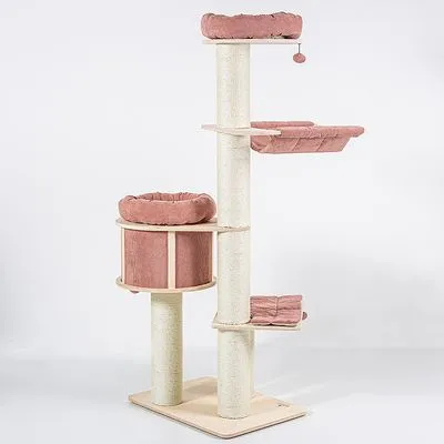Krabpaal met meerdere niveaus, sisalpalen en roze pluche ligplekken, inclusief hangmand, ronde mand, speelbal en stevige houten bodemplaat.