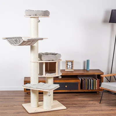 Kratzbaum mit mehreren Ebenen, Sisalstämmen und grauen Liegeflächen. Enthält Hängematte, Höhle und gepolsterte Plattformen für Katzen.