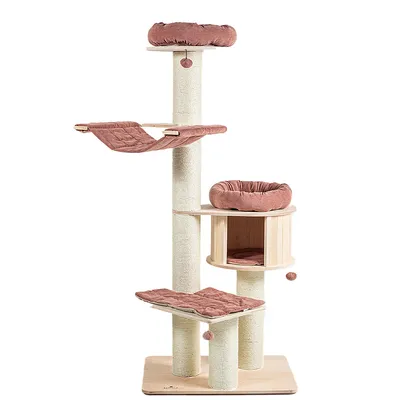 Drapak dla kota z jasnego drewna, cztery poziomy, dwa legowiska, hamak, domek, słupki owinięte sizalem, różowe poduszki i zawieszane piłeczki.