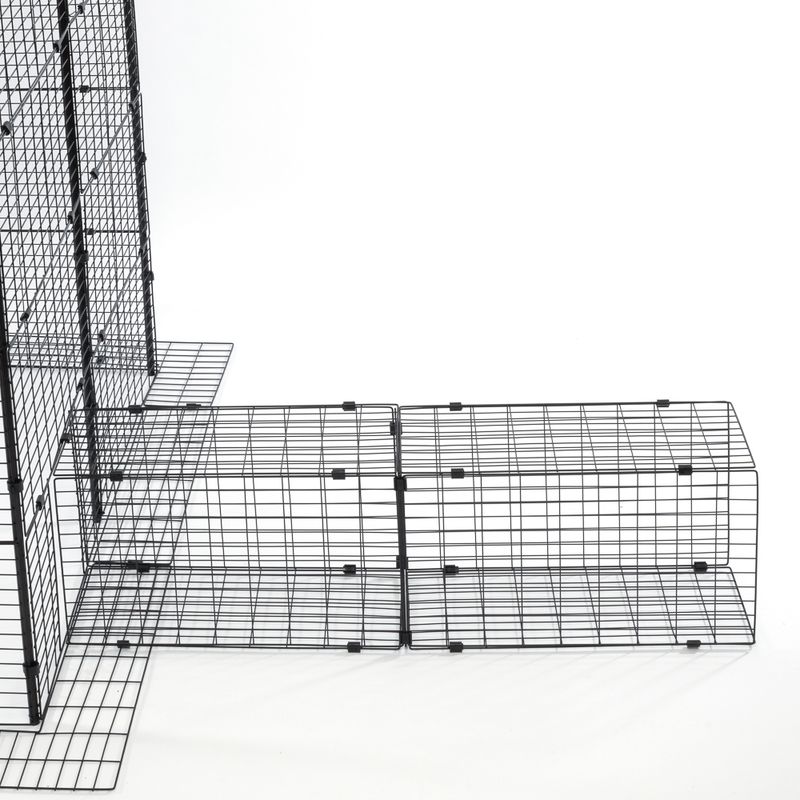 Erweiterbares Gehege aus schwarzem Metallgitter mit modularen Elementen, geeignet für flexible Anpassung.