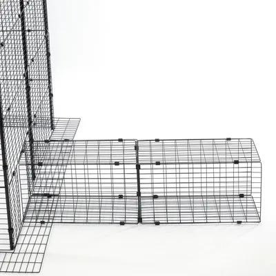 Erweiterbares Gehege aus schwarzem Metallgitter mit modularen Elementen, geeignet für flexible Anpassung.