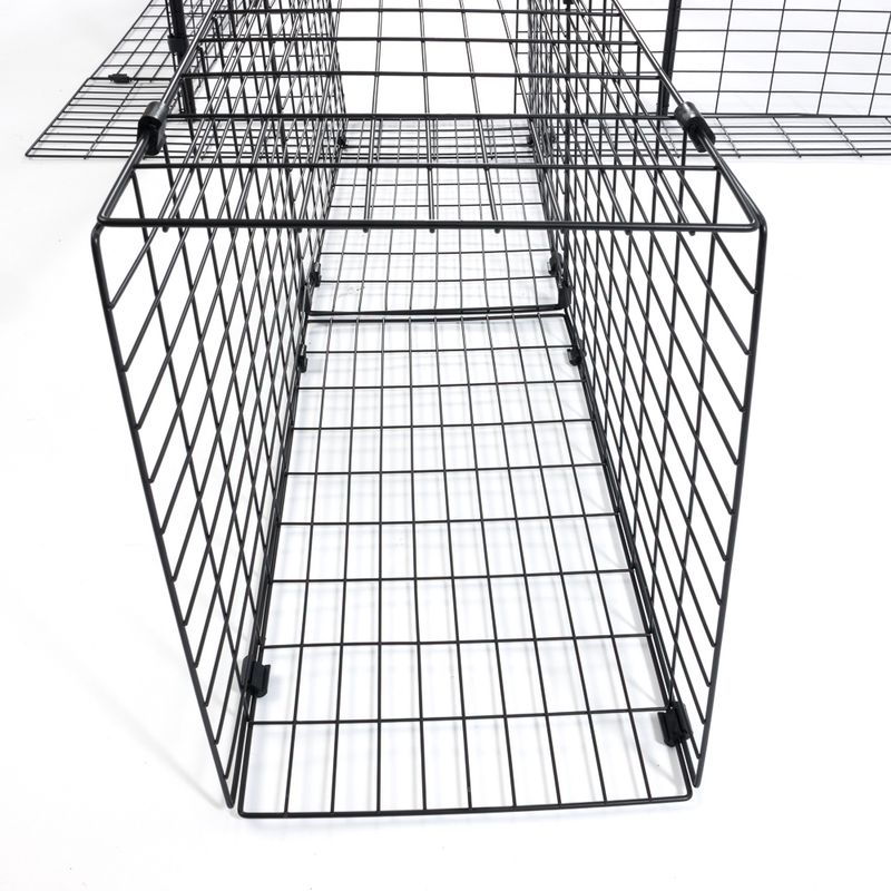 Schwarzes Metallgitter in rechteckiger Form, geeignet für Käfig- oder Gehegebau. Sichtbare Clips zur Befestigung an den Ecken.