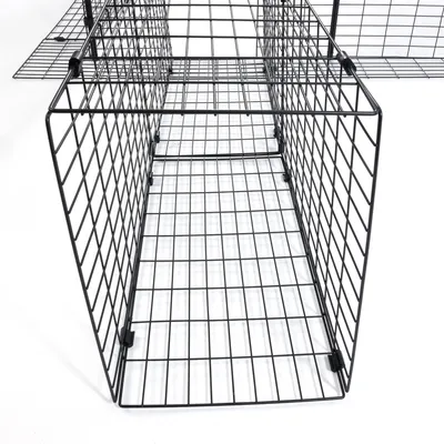 Schwarzes Metallgitter in rechteckiger Form, geeignet für Käfig- oder Gehegebau. Sichtbare Clips zur Befestigung an den Ecken.