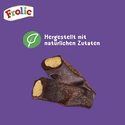 Frolic. Hergestellt mit natürlichen Zutaten. Zwei dunkle Snacks mit heller Füllung auf violettem Hintergrund.