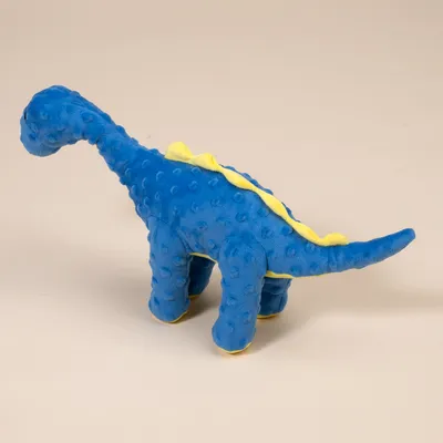 Plavi plišani dinosaurus s žutim detaljima i točkastom teksturom.