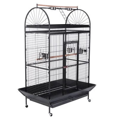 Grande cage en métal noir sur roulettes avec perchoirs en bois, écuelles métalliques, plateau amovible et toit ouvrant muni d'une échelle et de bols suspendus.