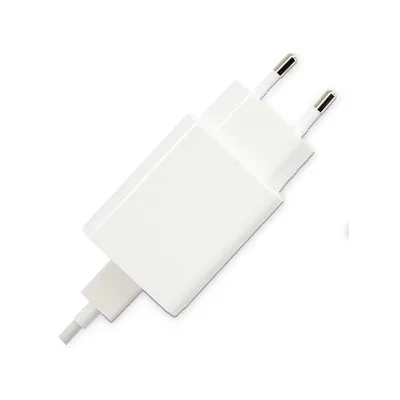 Chargeur secteur blanc avec prise européenne à deux broches et câble intégré visible, sans marque apparente.