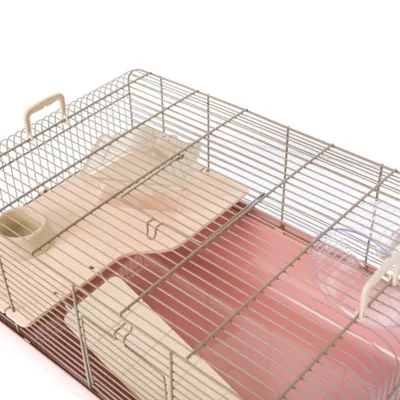 Kleintierkäfig mit Metall-Gitterwänden, rosa Bodenwanne, Holzplattform und integriertem Futternapf. Geeignet für Kleintiere.