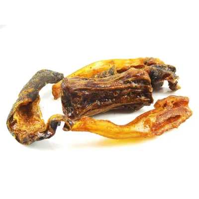 Gedroogde vleesrepen, bruin en goudkleurig, zichtbaar als natuurlijke kauwsnack.