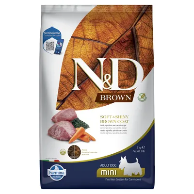 N&D Brown Adult Dog Mini, recept báránnyal, spirulinával és sárgarépával. A csomagolás az összetevőket és a barna szőrzet védelmét jelzi. Súly: 5 kg.