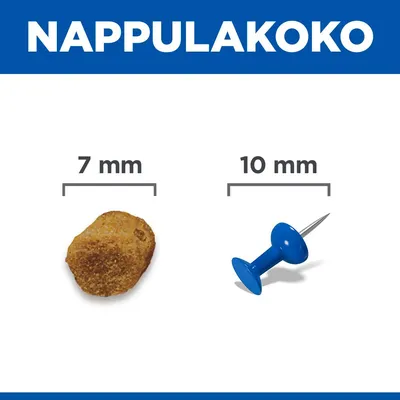 Kokojen vertailu: 7 mm halkaisijaltaan oleva kuivaruokanappula 10 mm kokoisen sinisen nuppineulan vieressä. Otsikko: Nappulakoko.