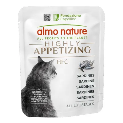 almo nature HFC kattenvoer met sardines, geschikt voor alle levensfasen. Ingrediënten oorspronkelijk voor menselijke consumptie, nu kattenvoer. Fondazione Capellino logo zichtbaar.