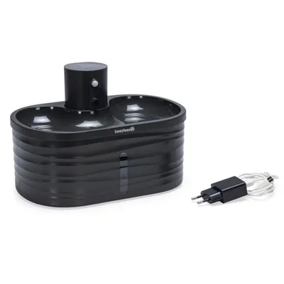 Fontaine à eau noire beeztees en plastique avec prise secteur et câble USB visibles à côté.
