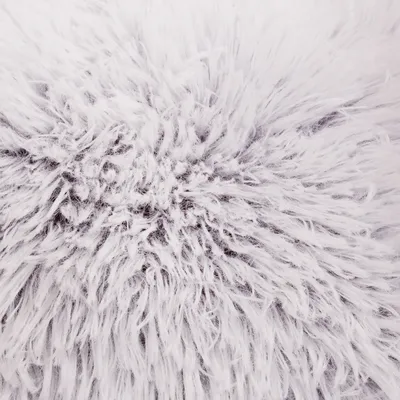 Close-up de material branco e fofo com fibras longas. Adequado para descrição do produto ou visualização da textura.