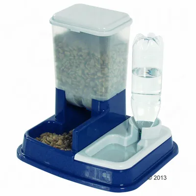 Distributeur automatique bleu pour croquettes et eau, avec réservoir transparent rempli de croquettes et bouteille d’eau en plastique insérée dans un support, gamelles intégrées.