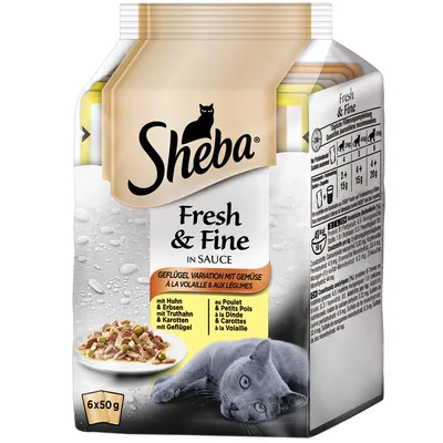 Sheba Fresh & Fine in Sauce, au poulet, petits pois, dinde, carottes et volaille. Pack de 6 x 50 g. Tableau d’alimentation visible sur le côté de l’emballage.