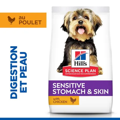 Hill's Science Plan Sensitive Stomach & Skin au poulet. Pour la digestion et la peau. L'emballage présente un chien et le nom du produit.