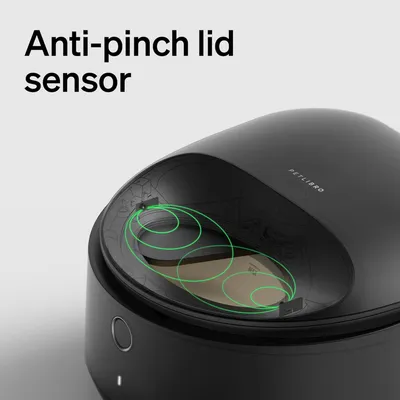 PETLIBRO automatický dávkovač krmiva s nápisem Anti-pinch lid sensor a zvýrazněným senzorem ve víku.