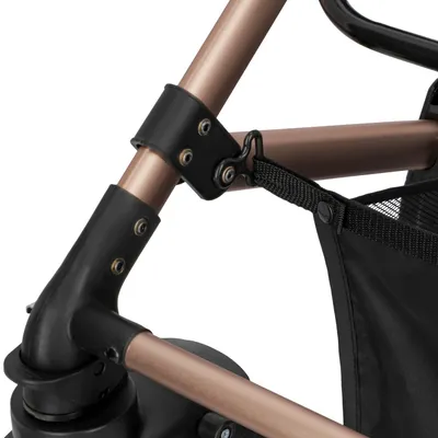 Detailaufnahme eines bronzefarbenen Metallrahmens mit schwarzen Kunststoffverbindungen und befestigtem Netzstoff.