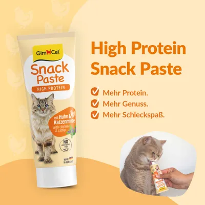 GimCat Snack Paste High Protein mit Huhn & Katzenminze. High Protein Snack Paste: Mehr Protein, mehr Genuss, mehr Schleckspaß. Made in Germany. Katze leckt Paste aus Tube.