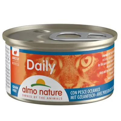 Almo Nature Daily Mousse für erwachsene Katzen, mit Ozeanfisch, getreidefrei. Dose mit orangefarbenem Design und Katzenmotiv.