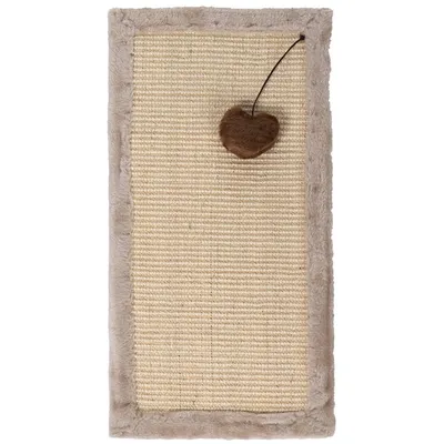 Tiragraffi rettangolare in sisal con bordo in peluche grigio e cuore marrone appeso a un filo nell'angolo superiore destro.