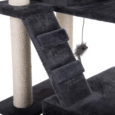 Krabpaal met grijze pluche bekleding, met sisal omwikkelde palen, schuine opstap met treden en hangend speelgoed in de vorm van een muis.