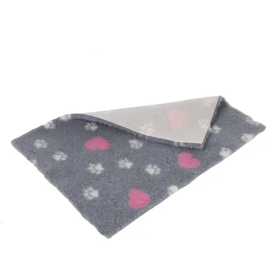 Graue Decke mit rosa Herzen und weissen Pfotenmustern, Rückseite aus rutschfestem Material.