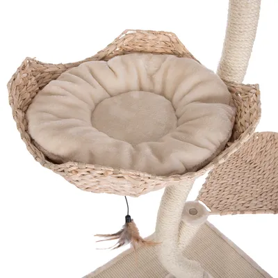 Kratzbaum mit geflochtenem Korb, weichem beigem Kissen und Spielzeug mit Federn. Sisal umwickelte Stange und Plattform aus geflochtenem Material sichtbar.