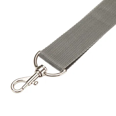 Guinzaglio grigio in tessuto con moschettone metallico argentato, dettaglio della parte terminale e del gancio di fissaggio.